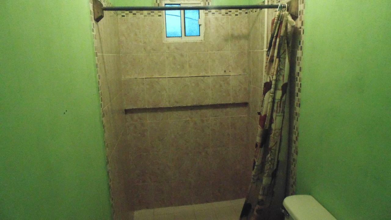 Hotel Economica Coxen Hole エクステリア 写真